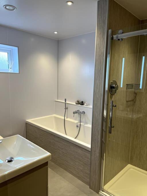 Aurora - Self Catering, Kirkwall, Quiet Location With Luxury Hot Tub