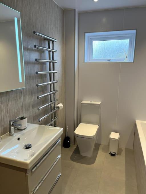Aurora - Self Catering, Kirkwall, Quiet Location With Luxury Hot Tub Holiday home Orkney